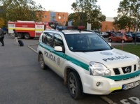 V Plaveckom Štvrtku podvečer zaútočili na policajtov